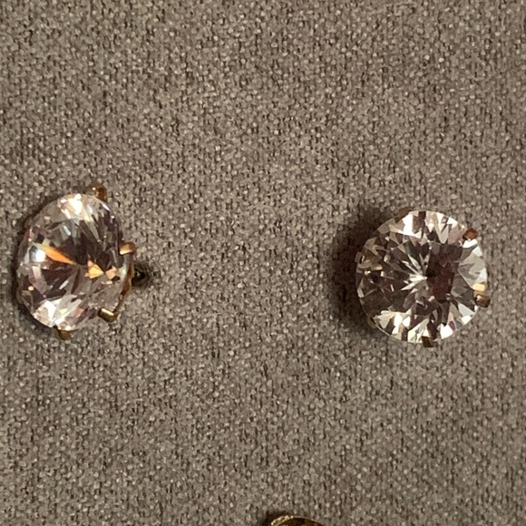 10k or 14k gold stud with large CZ - Picture 1 of 2